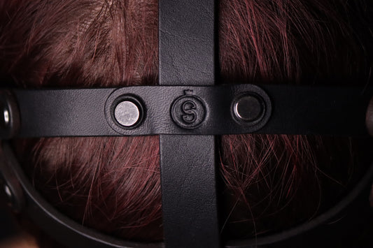 A closeup view of the back of the locking head harness. 